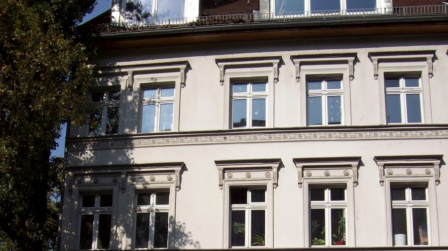 Gründerzeitfassade eines Berliner Mehrfamilienhauses, frontal aufgenommen